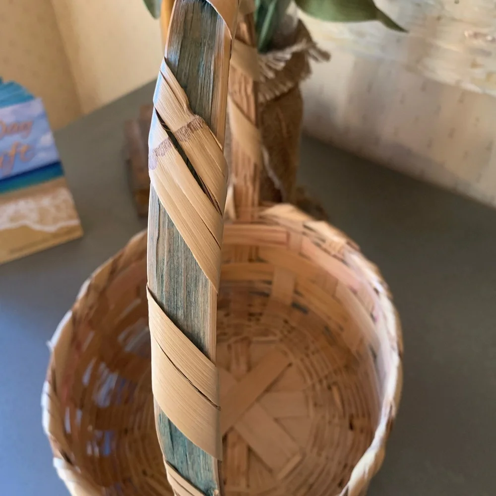 Easter Basket VINTAGE condition 1950’s Large, HAND WOVEN MEXICAN WICKER, clean. - Picture 6 of 10